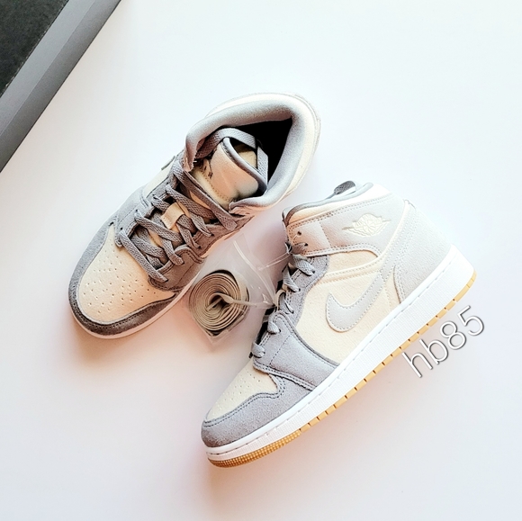 Air Jordan 1 Mid SE (GS) Coconut Milk Youth 6.5 Women's 8 - Picture 2 of 6